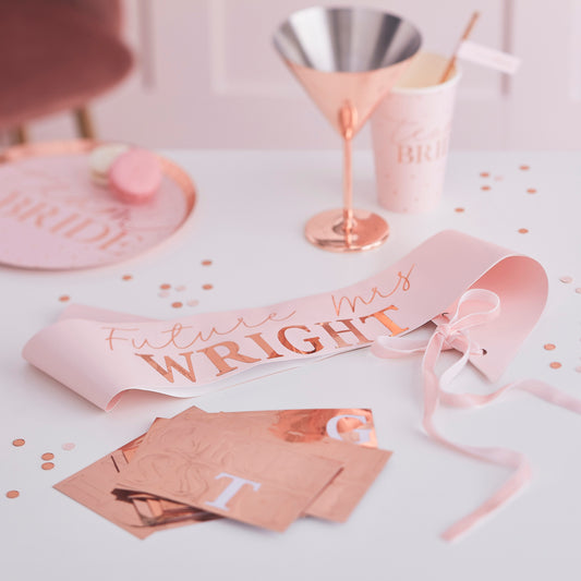 JGA Braut Schärpe Future Mrs. in Rosa Roségold für die Braut mit Personalisierungs-Option