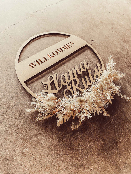 Personalisierter Familien-Holzkranz mit Trockenblumen