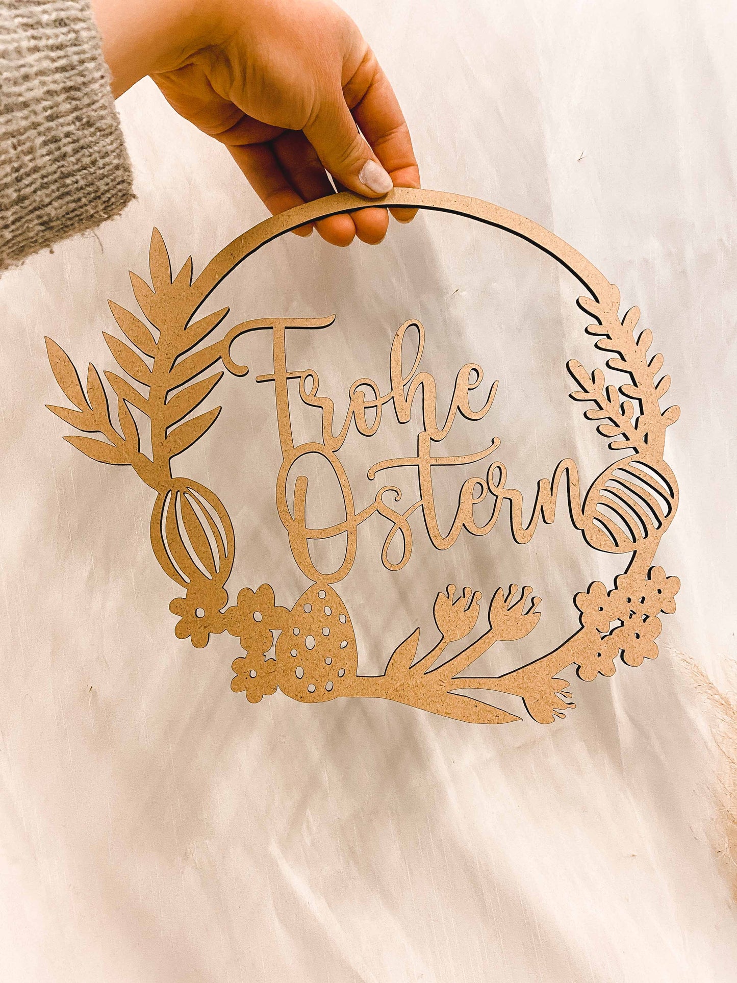 Schöner Oster-Holztürkranz mit floralem Motiv "Frohe Ostern"