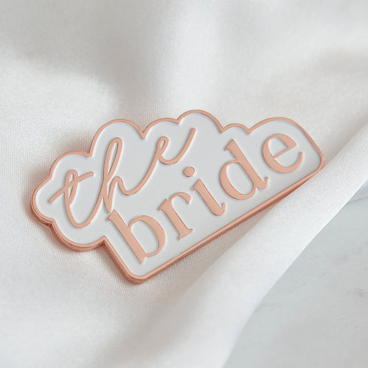 JGA Braut Brosche, Emaille Anstecknadel Pin mit "the bride" in Weiß-Roségold-Badge